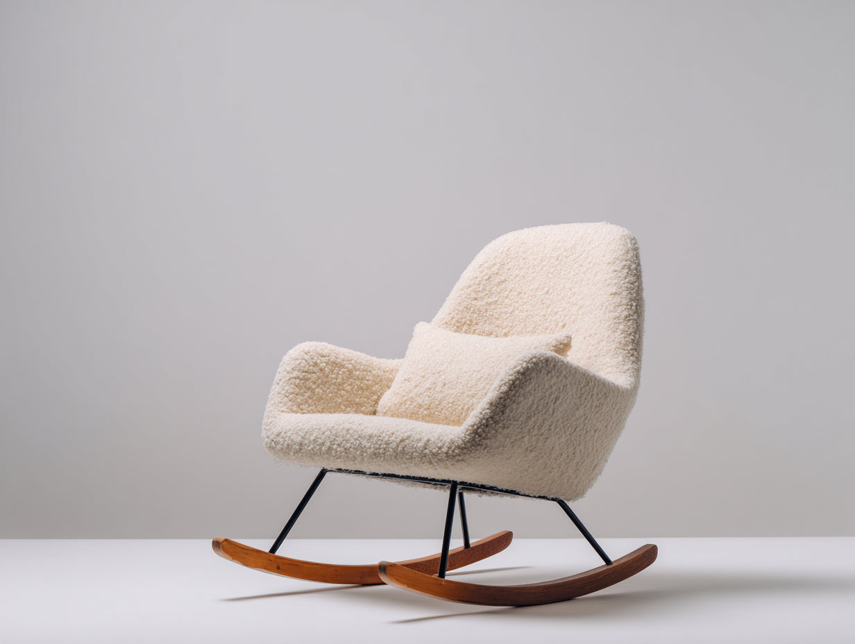 Mecedoras tapizadas en tejido borreguito 84x76x92 cm crema con base de madera para salón estilo moderno