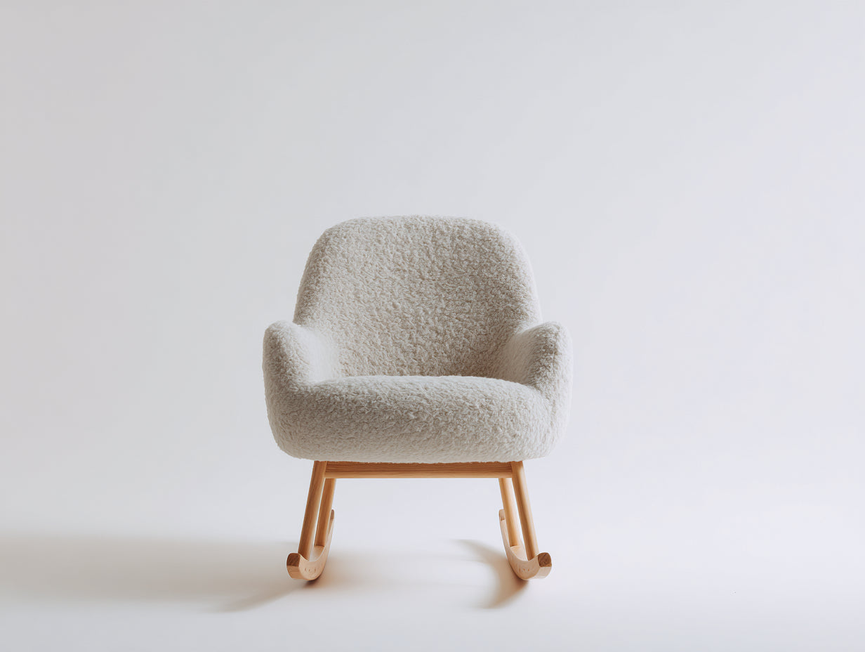 Mecedoras tapizadas en tejido borreguito 76x72x86 cm crema con base de madera natural para salón estilo moderno